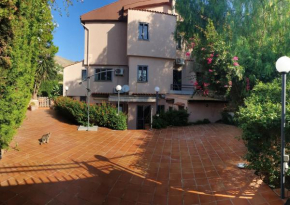 Отель 2 bedrooms appartement with enclosed garden and wifi at Palermo 1 km away from the beach, Палермо